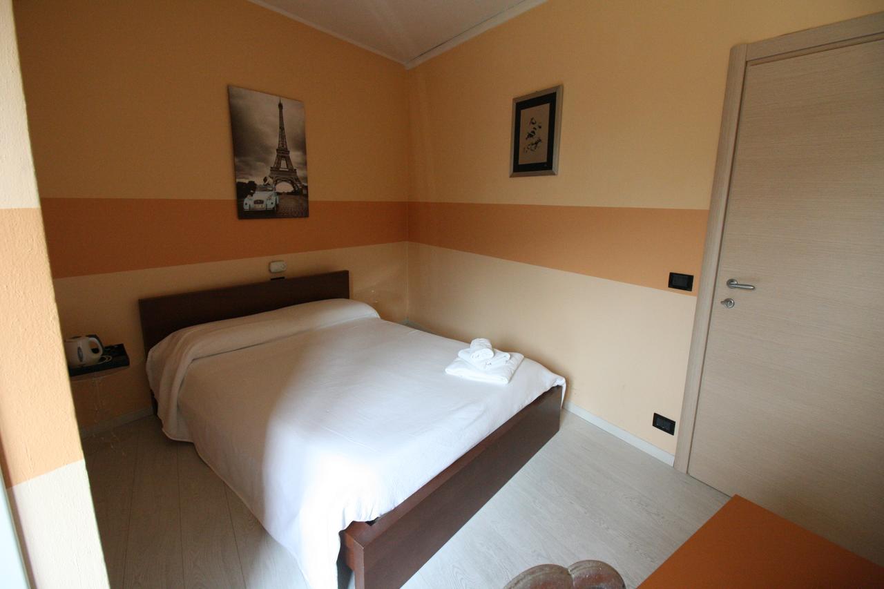 Albergo Ristorante La Bussola Clusone Eksteriør billede